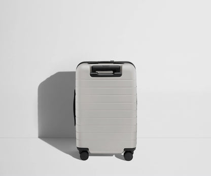 The Carry-On Flex スーツケース