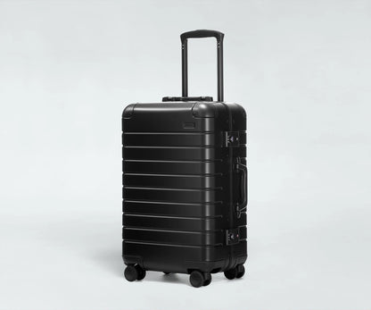 The Bigger Carry-On: Aluminum Edition スーツケース - HAPIVERI