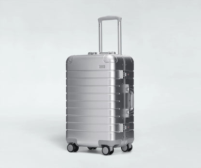 The Bigger Carry-On: Aluminum Edition スーツケース - HAPIVERI